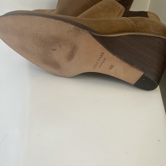 Cole hann ankle booties worn  maybe twice size 81/2 but fits more like 7 1/2 - Picture 2 of 5
